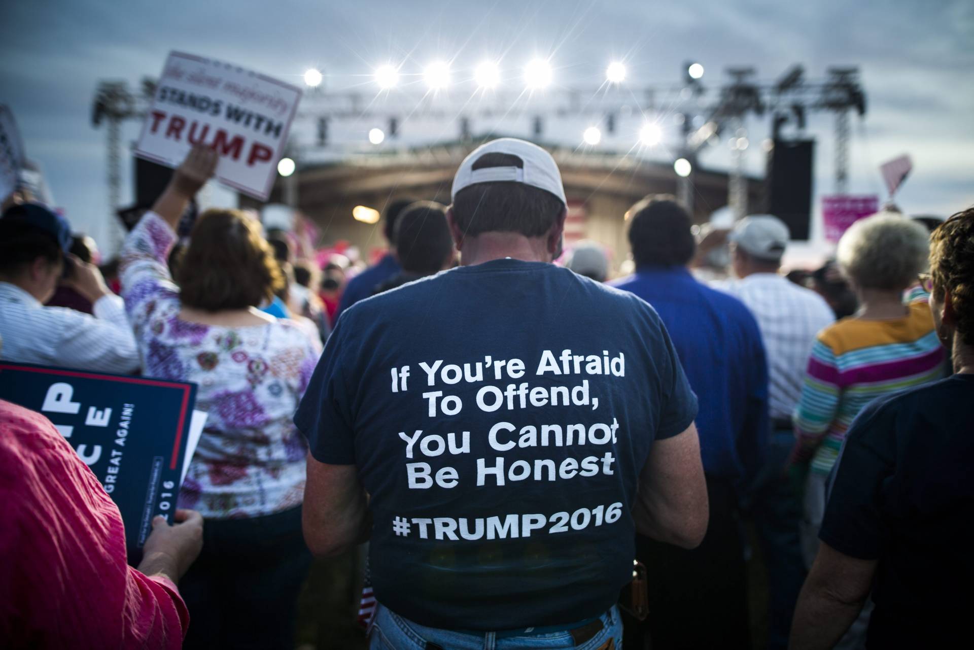 El eslógan en la camiseta de un seguidor de Trump: "Si tienes miedo de ofender, no puedes ser honesto"