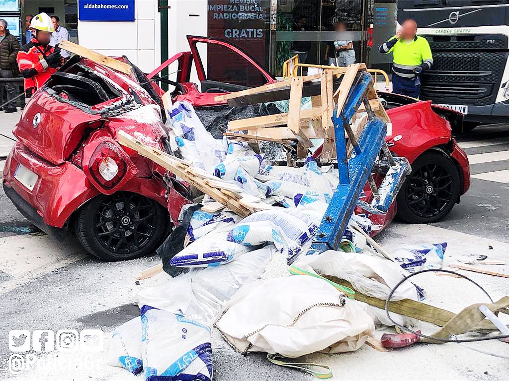 VIDEO Accidente en Granada por una grúa que destroza un coche