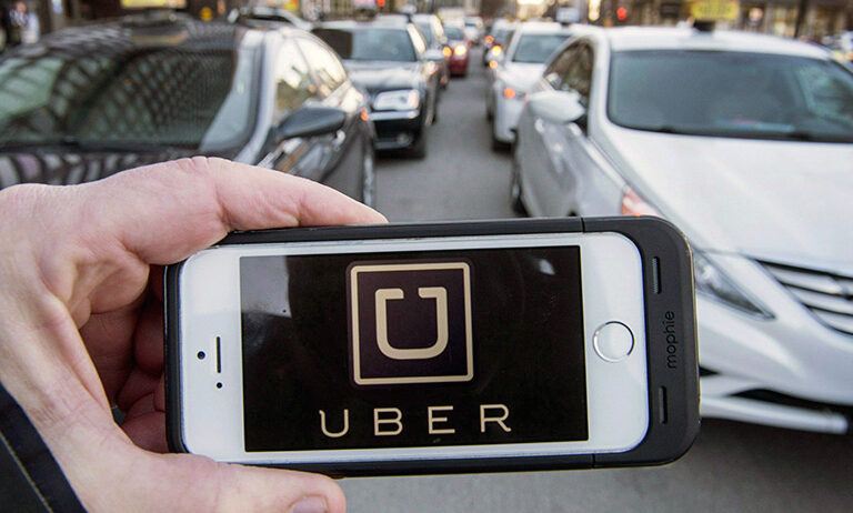 El Gobierno avala que los funcionarios usen Uber y Cabify en sus traslados y no sólo taxis