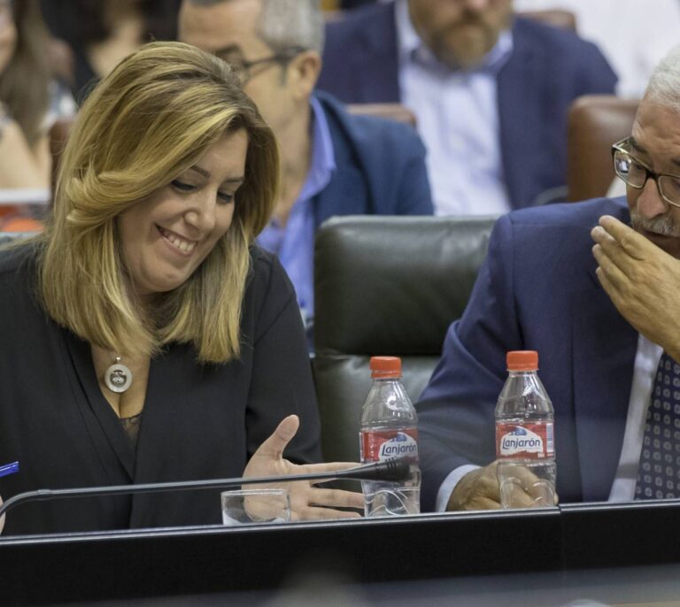 Susana Díaz quiere que todo el grupo socialista apoye a Rajoy y deje solo a Sánchez