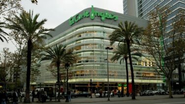 El Corte Inglés acelera la venta de pagarés para reforzarse en plena guerra familiar