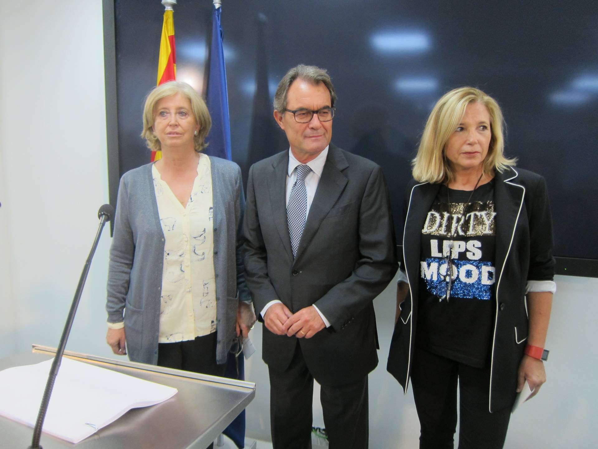 Artur Mas, flanqueado por Irene Rigau (izquierda) y Joana Ortega.