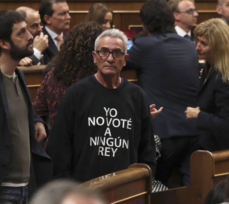 Pillan al diputado Diego Cañamero repartiendo votos de Podemos en un colegio de Sevilla