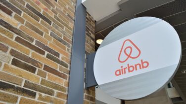 Barcelona amenaza a Airbnb con otra multa de 600.000 euros si no retira pisos ilegales