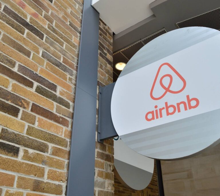 Las potencias de la UE exigen combatir los trucos de Airbnb para pagar menos impuestos