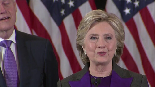 Clinton, a las mujeres: "Romperemos el techo de cristal más pronto que tarde"