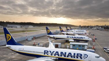 Ryanair empieza a cobrar un extra de 5 euros para poder subir con maleta al avión