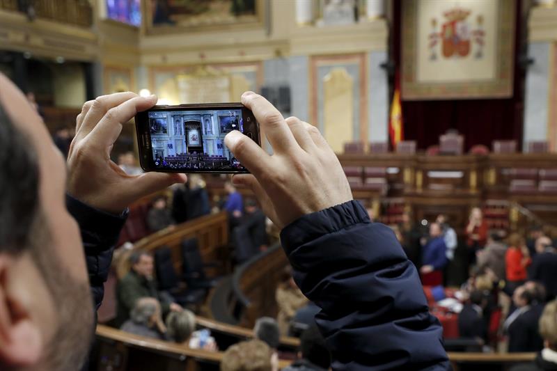 Un ciudadano retrata la tribuna de oradores del Congreso de los Diputados.