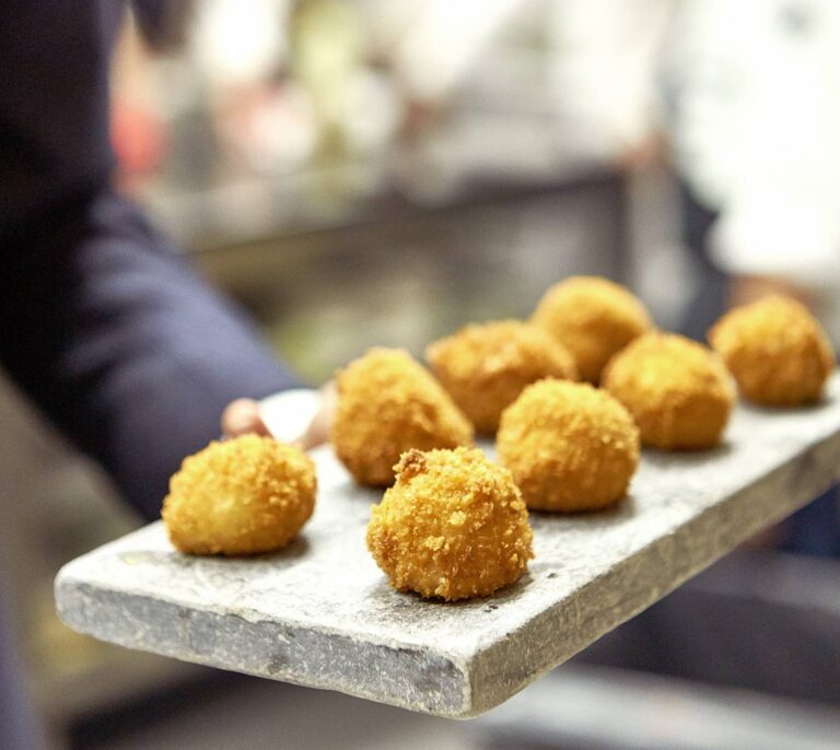 Se dispara la demanda a domicilio de croquetas, tortilla de patata y bocata de calamares