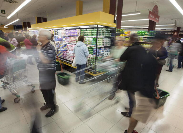 Las ventas del comercio minorista en Cataluña caen en octubre más del triple que en el resto de España