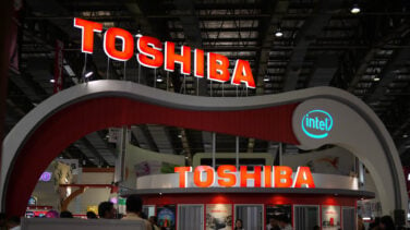 Toshiba ve esfumarse el 40% de su valor en bolsa por su fallida aventura nuclear