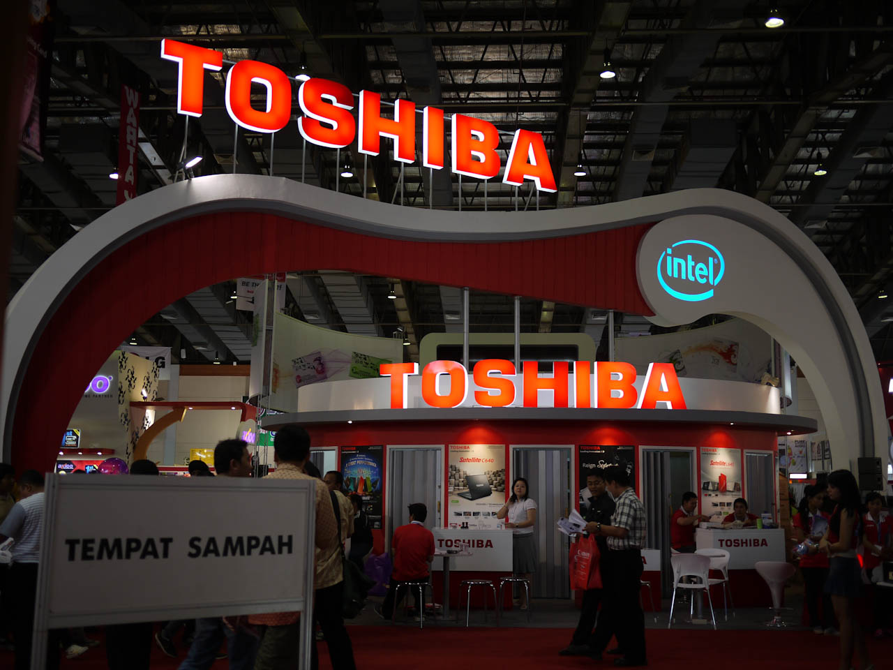 Stand de Toshiba en una feria tecnológica.