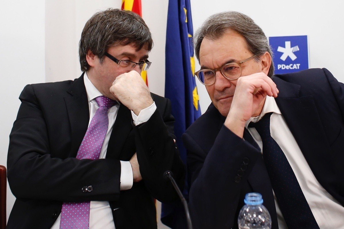 El presidente de la Generalitat, Carles Puigdemont, y el ex presidente catalán, Artur Mas.