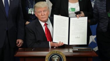 Donald Trump firma la orden ejecutiva para la construcción del muro con México