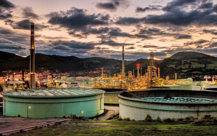 Vista general de las instalaciones de la refinerÌa de Petronor, situada en Muskiz, Bilbao.