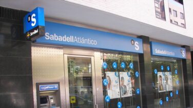 Sabadell deja de ser bono basura tras la mejora de ráting de S&P