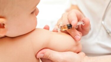Sanidad niega que haya que vacunar de sarampión a los bebés que viajen a Europa