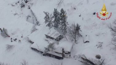 Varios muertos en un hotel de Italia sepultado por la nieve tras un alud