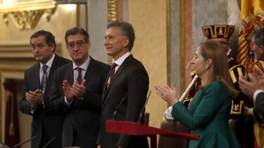 Podemos entrega una carta a Macri y le recibe sin aplausos en el Congreso