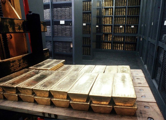 Lingotes de oro almacenados en una cámara de seguridad.