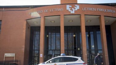 Encapuchados propinan una paliza a un joven en la Universidad por defender la unidad de España