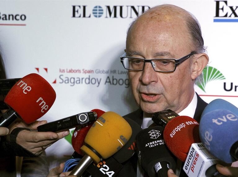 Montoro abre la puerta a perdonar parte de la deuda de las comunidades autónomas