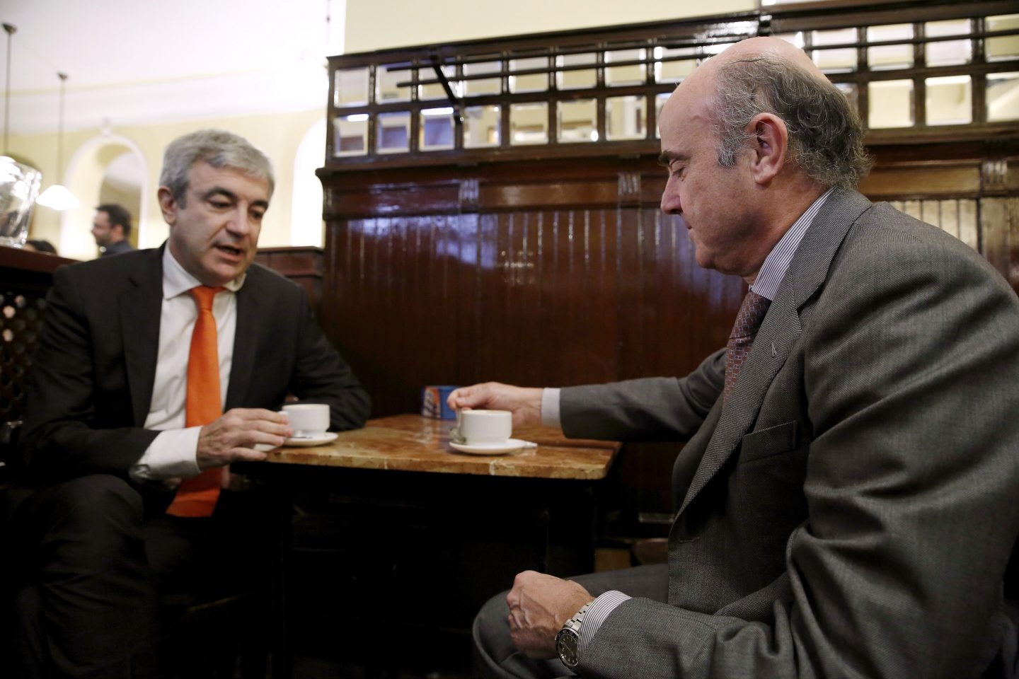 Luis Garicano y Luis de Guindos, en una cafetería junto al Congreso.