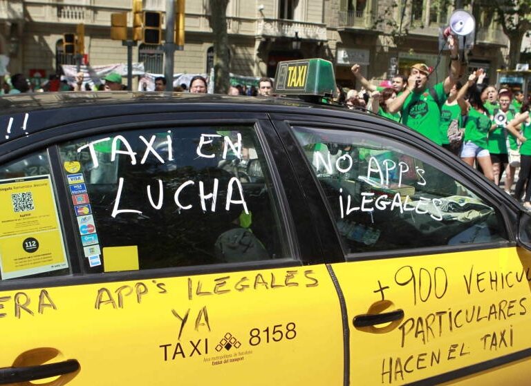 Colau da al taxi una gran victoria y condena a Uber y Cabify a echar a 1.300 conductores