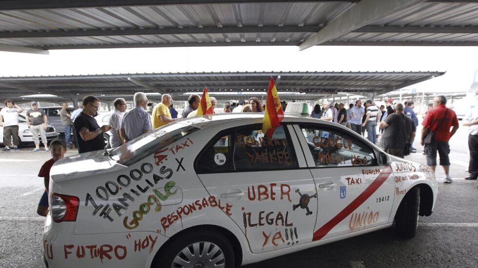 Un taxi durante una protesta contra Uber en Madrid.