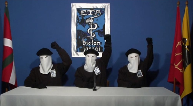 Miembros de la banda terrorista ETA, durante la lectura de un comunicado.