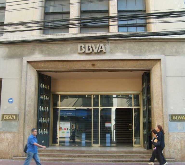 BBVA gana 1.200 millones hasta marzo por mayores ingresos y menos saneamientos