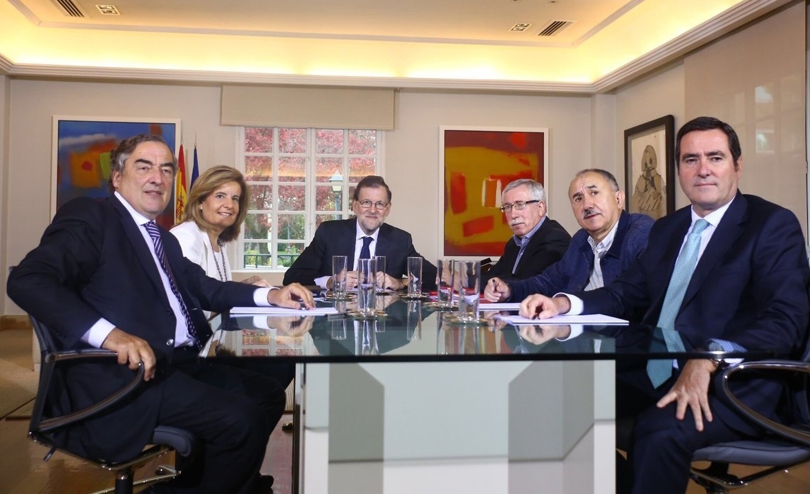 Los primeros espadas de CEOE-Cepyme y de CCOO y UGT reunidos en La Moncloa en plena negociación de los sueldos para 2017.