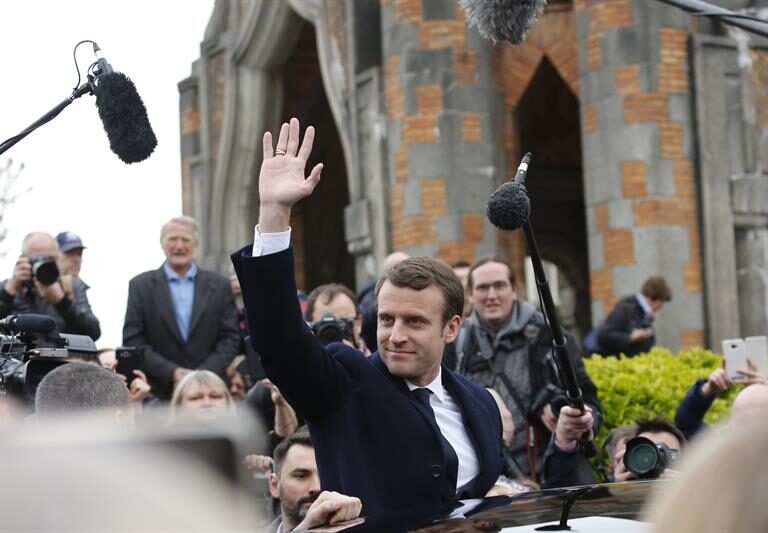 Macron se erige en el salvador para frenar a Le Pen en la carrera al Elíseo