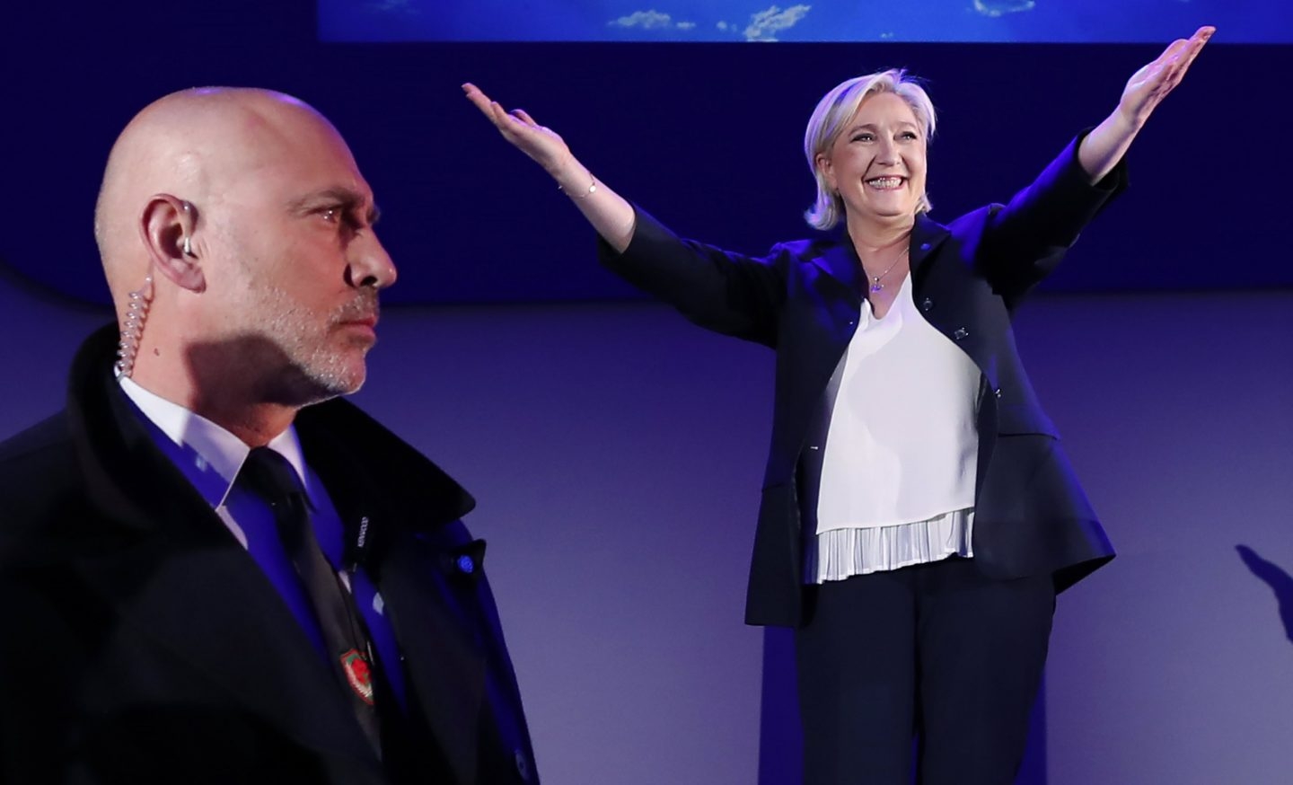 Marine Le Pen saluda tras las elecciones.