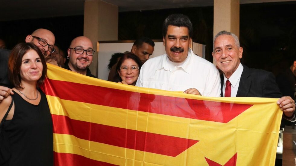 Nicolás Maduro, posando con una bandera estelada con los miembros de Ítaca.