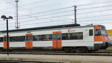 Evacuados 15 pasajeros de un tren en Tarragona al arder la máquina del convoy