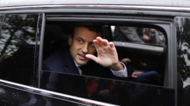 Los primeros sondeos apuntan a una clara victoria de Macron sobre Le Pen