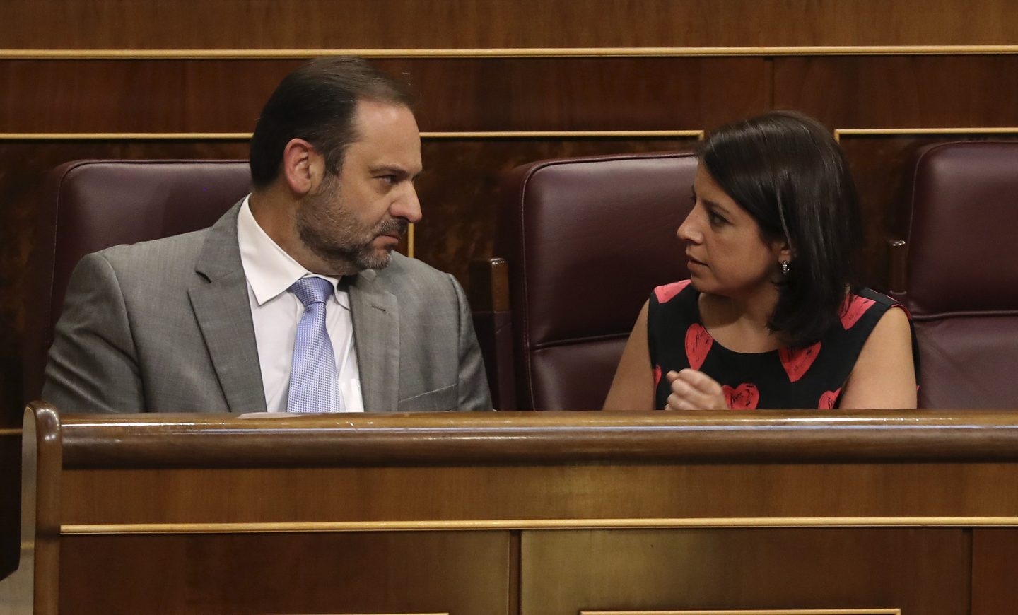 José Luis Ábalos y Adriana Lastra, en los escaños del PSOE.