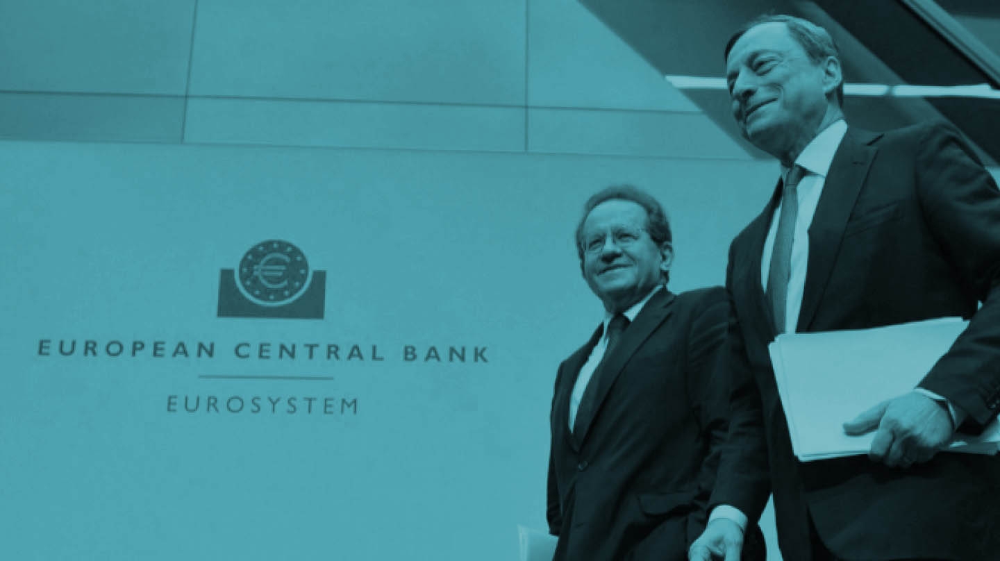 El presidente del BCE, Mario Draghi (dcha.), junto al vicepresidente Vitor Constancio.