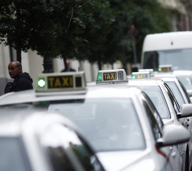 El Gobierno blinda al taxi frente a Uber y Cabify antes de la sentencia del Supremo