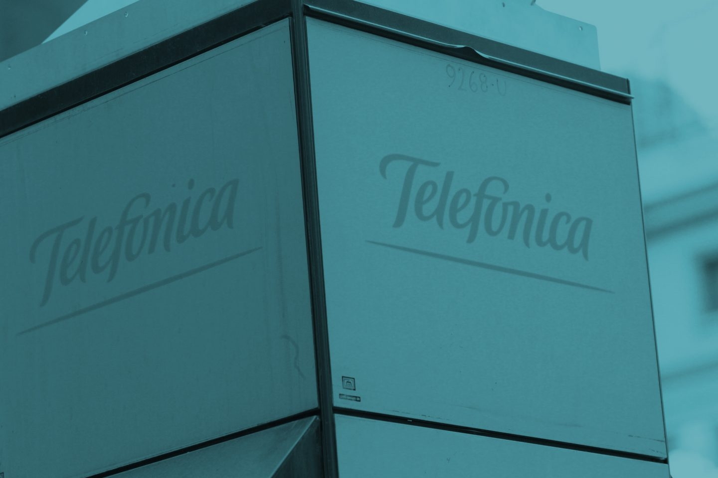 Logo de Telefónica en una cabina.