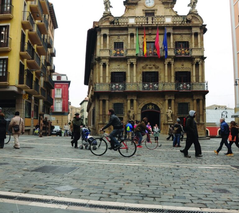 Si pedaleas por la calzada, respiras un 50% más de contaminación que por el carril bici