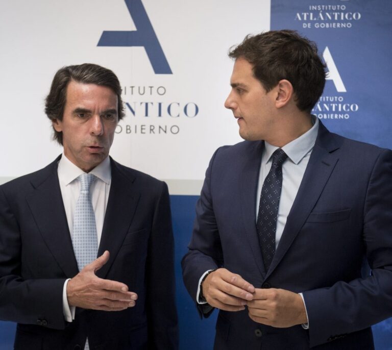 Aznar elige a Rivera como "defensor de la unidad de España" para clausurar su máster
