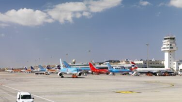 El aeropuerto de Tenerife Sur vuelve a la normalidad tras retirar el avión parado en la pista