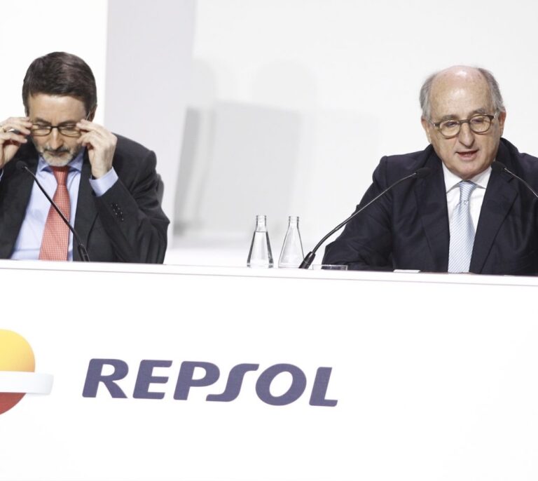 La subida del crudo eleva un 37% el beneficio de Repsol hasta septiembre