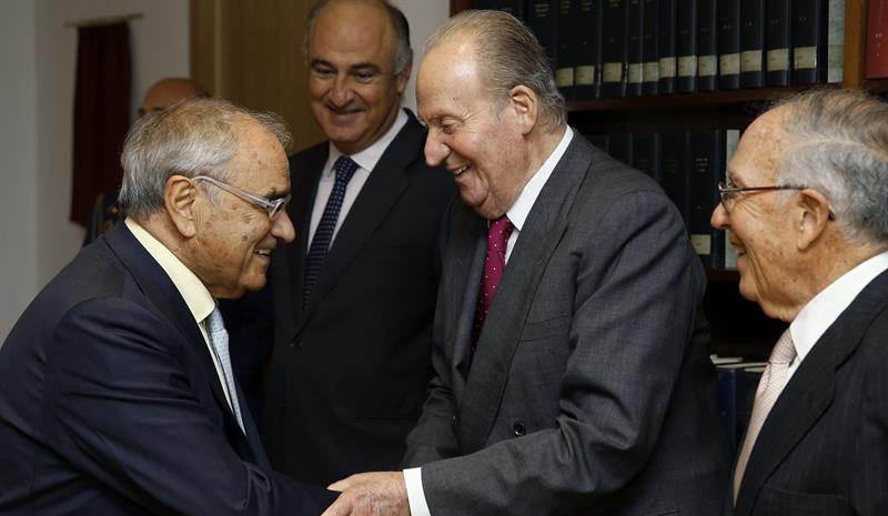 Don Juan Carlos saluda a Rodolfo Martín Villa en presencia de Marcelino Oreja