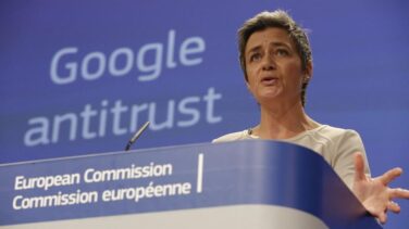 La CE impone una multa récord de 2.420 millones a Google por abuso del mercado
