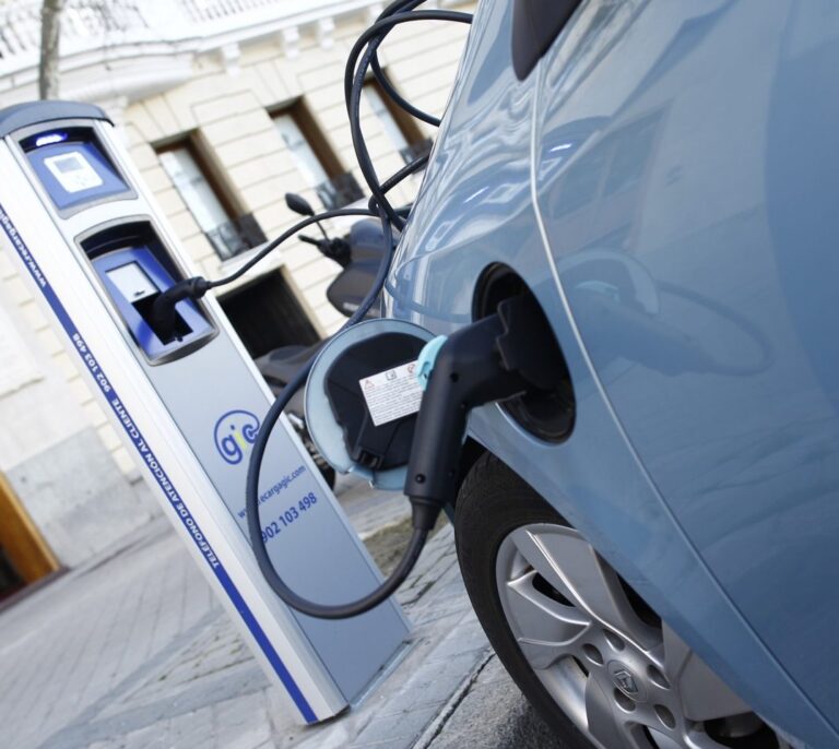 Las gasolineras se arriesgan a multas de 30 millones si no ofrecen recarga para coches eléctricos