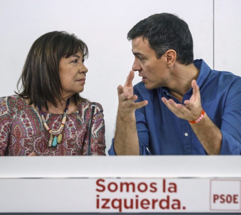 Sánchez recupera sus promesas de renta mínima en el programa electoral del PSOE