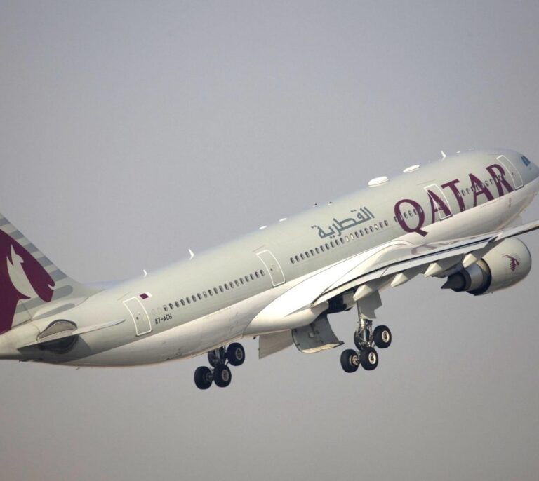 Qatar Airways presume de azafatas jóvenes y se mofa de que las de sus rivales son “abuelas”